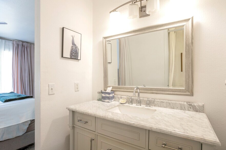 Primary en suite - 3870 Broadway St