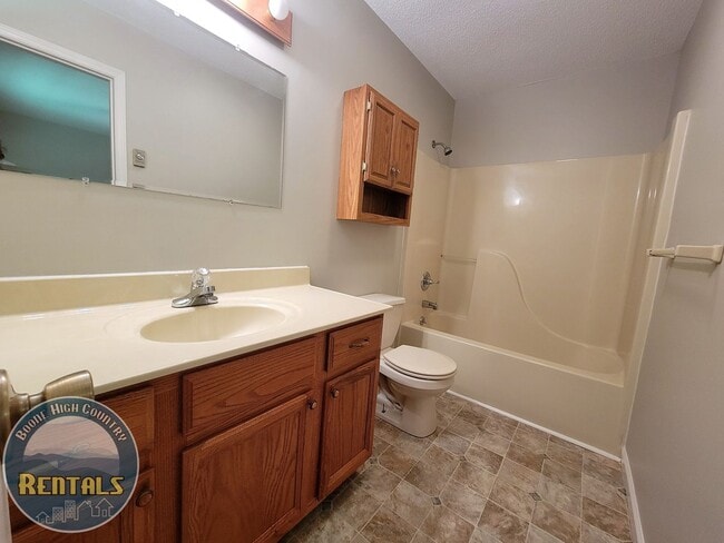 Building Photo - 3/2 One-Level Living Cabin in A Serene Setting!