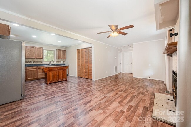 Building Photo - 6118 S Rocky River Rd