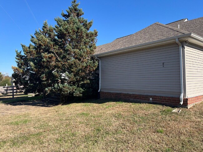 Building Photo - 3241 Hardwood Dr