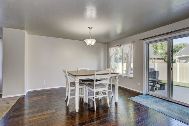 Building Photo - Beautiful 6 bed 2.5 bath home located in t...