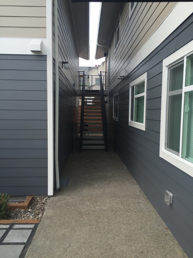 Building Photo - Spacious Like New Remodel 2BR-Portsmouth-N...