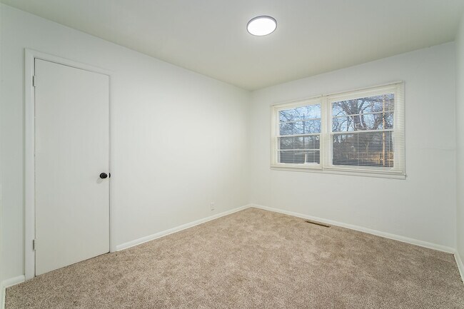 Building Photo - 1036 East 61st St N