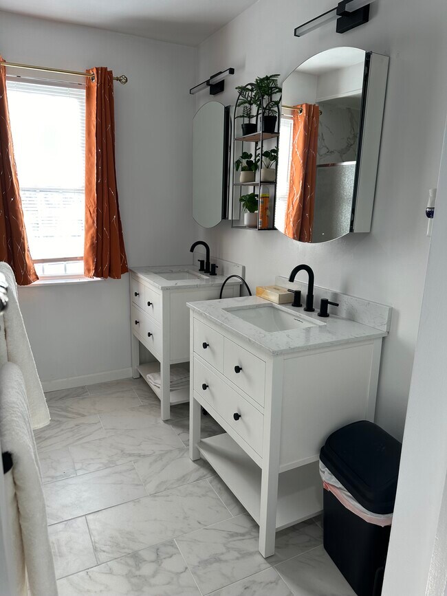 Building Photo - 3826 W 9th St