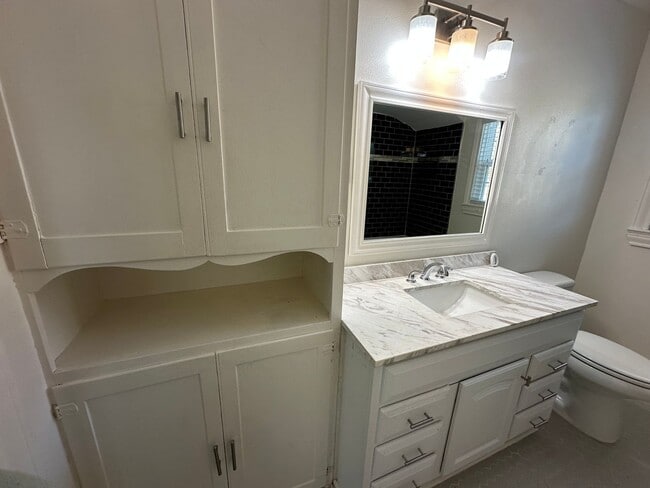 Building Photo - 514 E Charnwood St