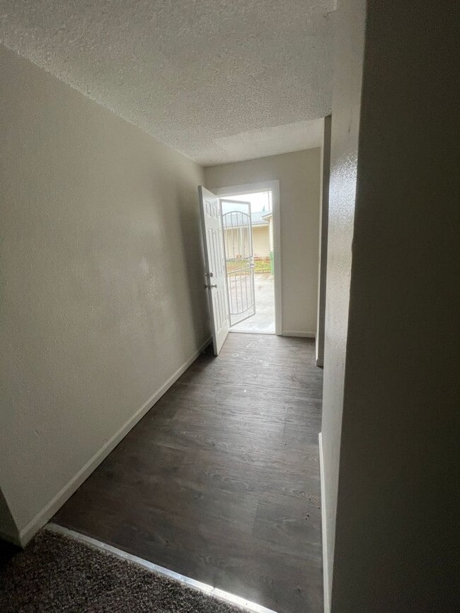 Building Photo - 3-bedroom, 2-bathroom home in Redding Upda...