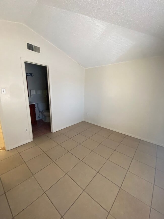 Building Photo - Cute 2 bedroom, 2 bath duplex, spacious ba...