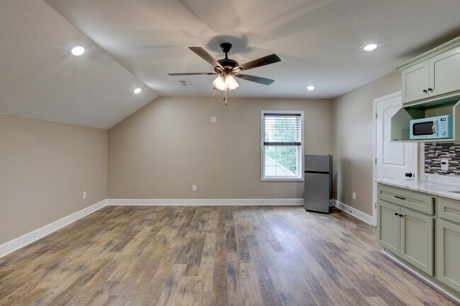 Building Photo - 135 Riverbend Dr