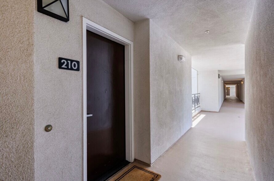 Building Photo - 924 Hornblend St