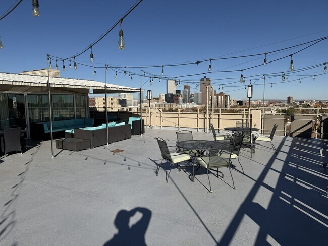 Building Photo - Stunning 2BD/2BA Condo Located in the hear...