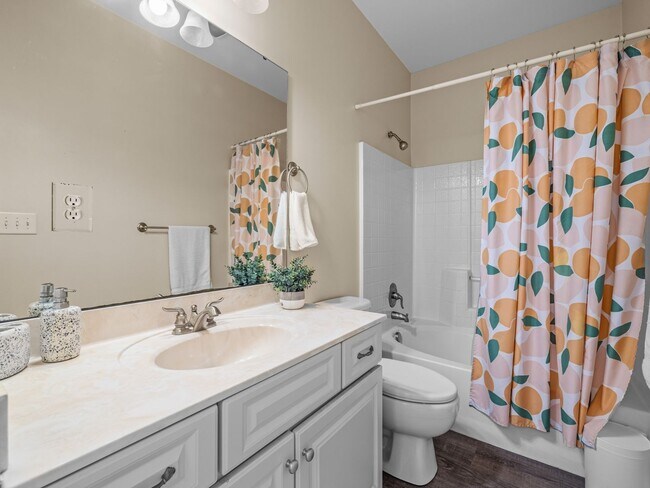 Building Photo - Beauty by the Water!