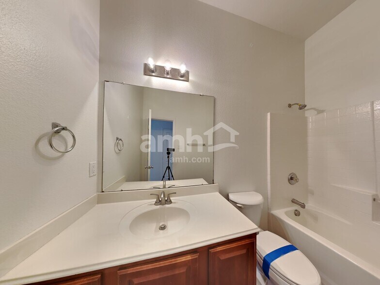 Building Photo - 1207 Fox Glen Trail