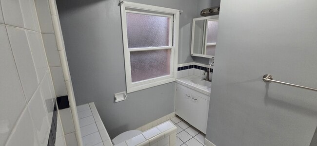 Building Photo - 1817 E Hillcrest Ave