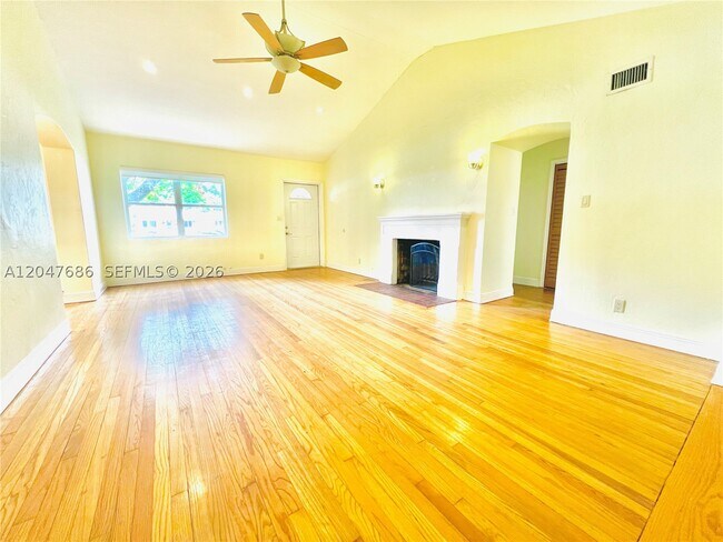 Building Photo - 410 Pinecrest Dr