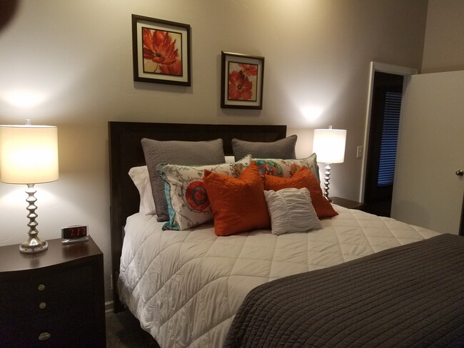 Master bedroom with queen size bed - 11717 Heritage Square Rd