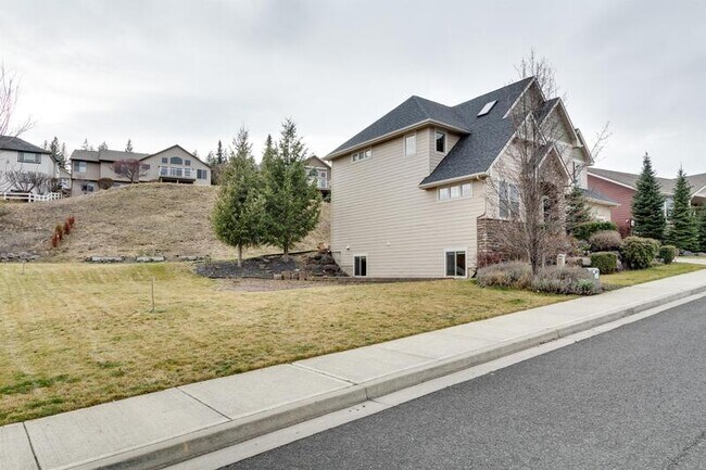 Building Photo - 815 W Willapa Ave