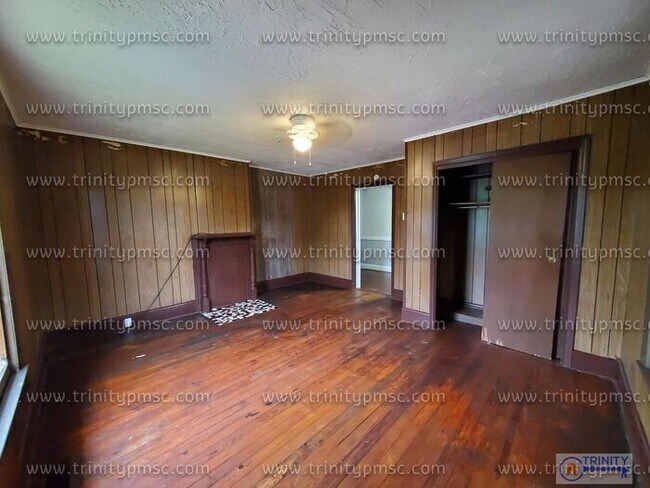 Building Photo - Huge 4 Bed House!