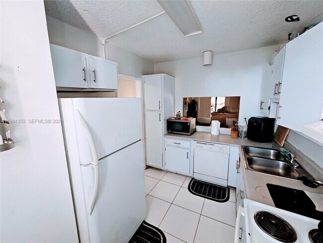 Building Photo - 8429 Forest Hills Dr