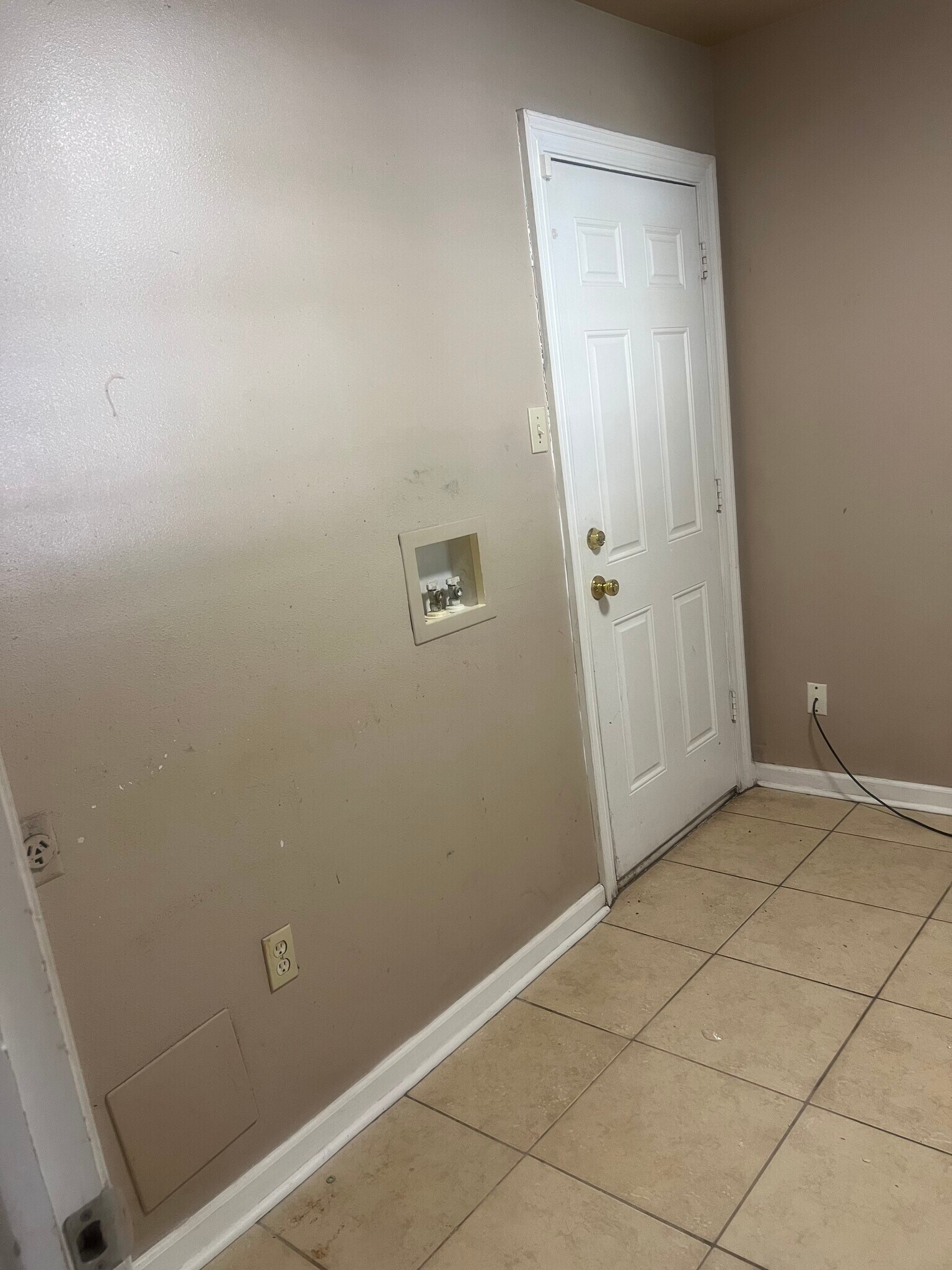 Building Photo - 416 E Cedar St