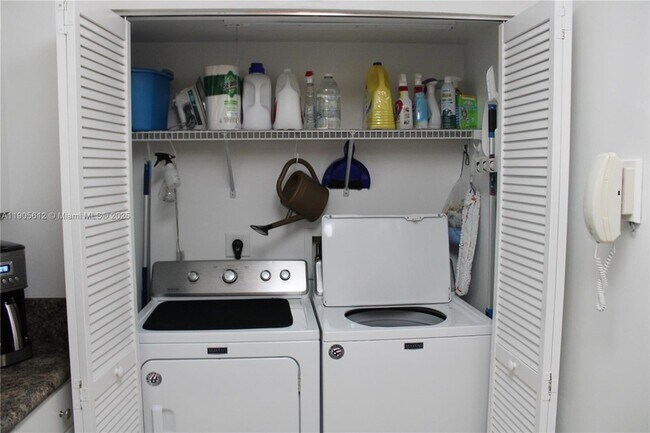 Building Photo - 519 E Sheridan St