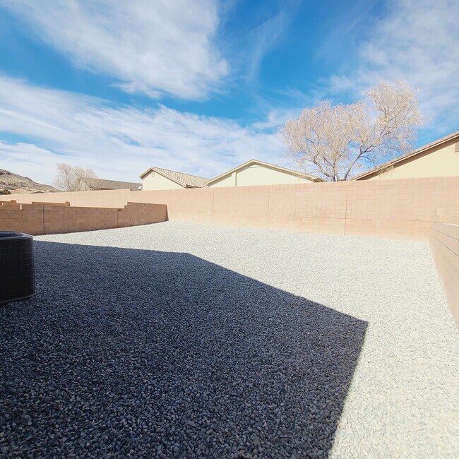 Building Photo - 3 bed 2 bath home in Huning Ranch!