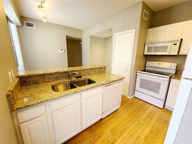 Building Photo - 2002 N Fitzhugh Ave