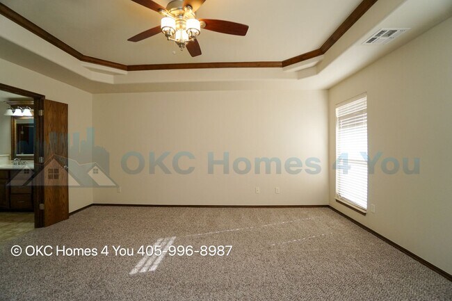 Building Photo - Move in Special. Executive Home in Yukon S...