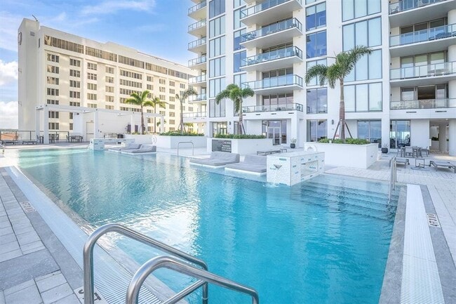 Building Photo - 301 1st St S