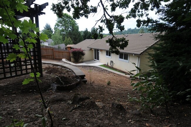 Building Photo - South Salem Neighborhood