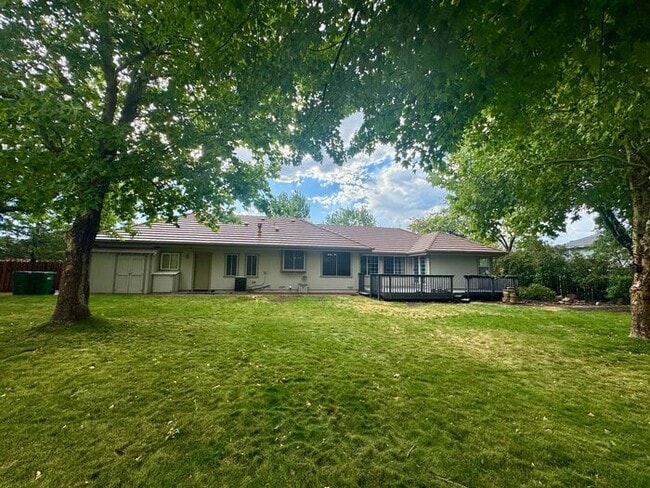 Building Photo - Spacious 3 Bed + Office | 3 Bath | 3-Car G...