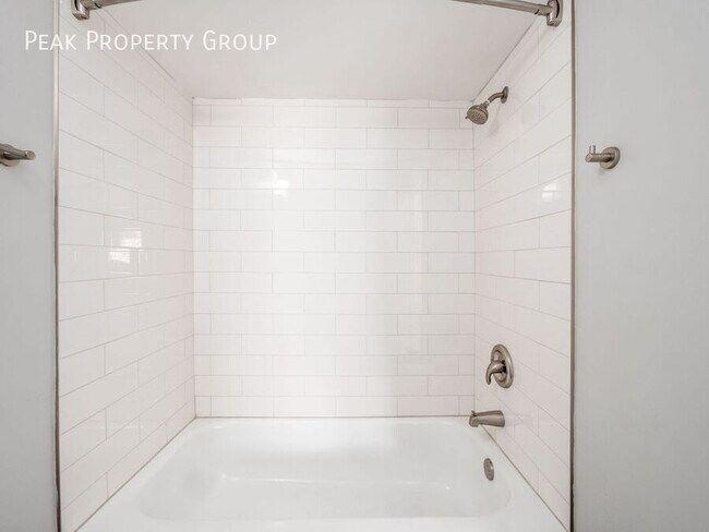 Building Photo - 593 Riverview Dr