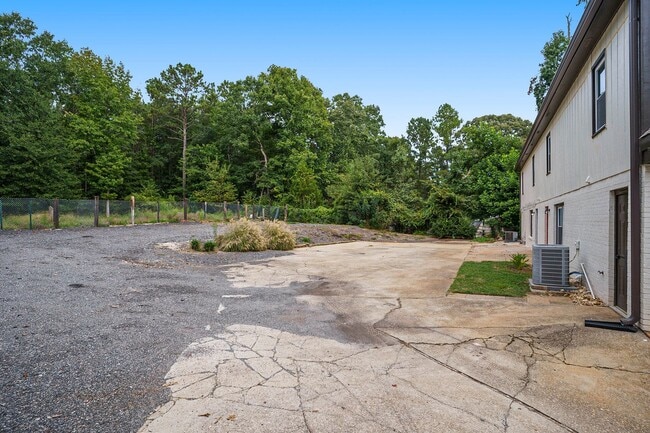 Building Photo - Lovely 3BR/2BA Duplex close to Downtown Covington!