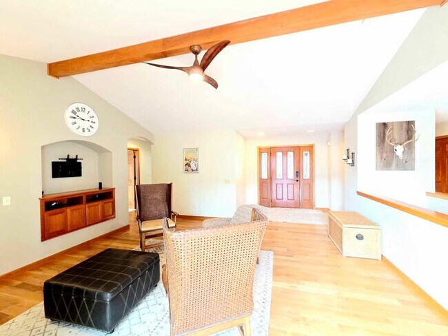 Building Photo - Gorgeous 4 Bed, 3 Bath Home w/ STUNNING RI...