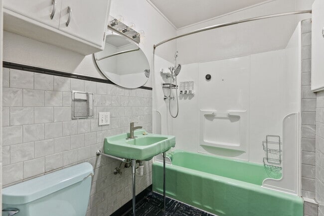 Building Photo - 9621 N Pier Park Pl