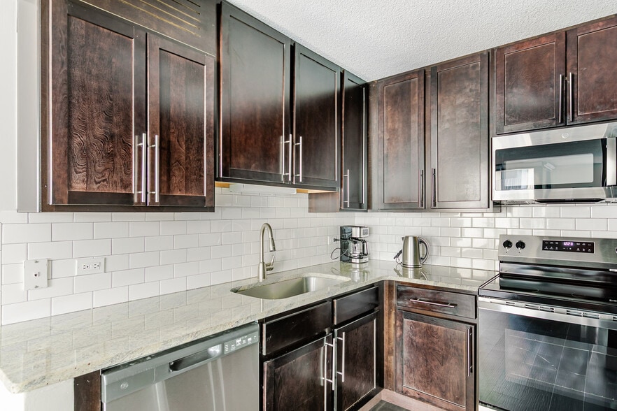 Building Photo - 77 W Huron St