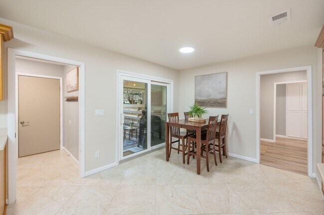 Building Photo - 512 Samana Way