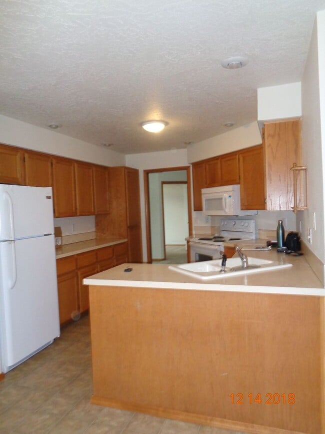 Building Photo - 1130 SW Fleishauer Ln