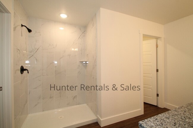 Building Photo - Upscale Three-bedroom Townhome!