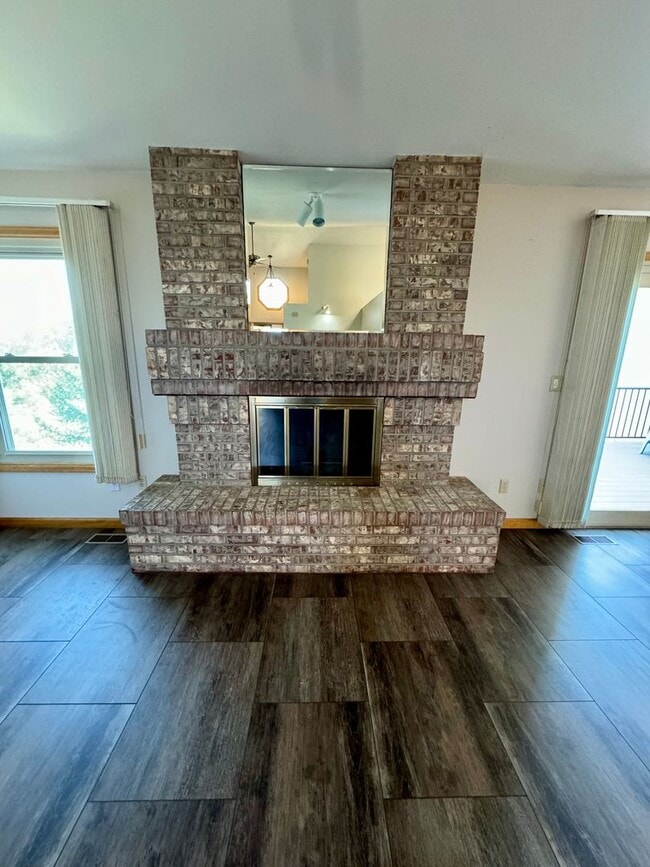 Building Photo - Well Maintained 3 bedroom end unit Townhom...