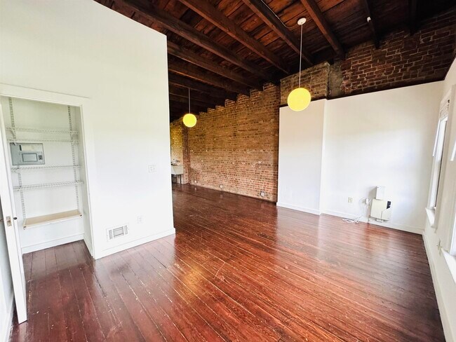 Building Photo - 252 Suydam Ave