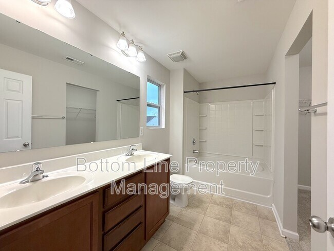 Building Photo - 1521 Van Ness Ln