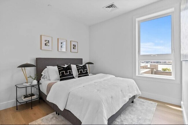 Building Photo - 301 Border St