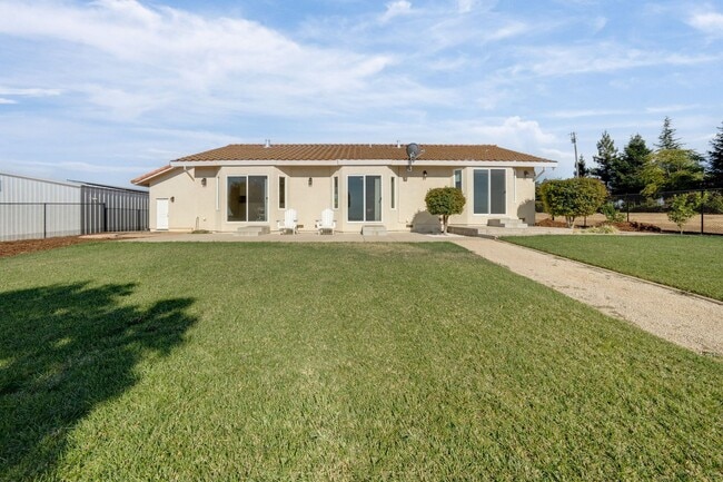 Building Photo - Spacious 3 Bed, 2 Bath Home with Acreage, ...