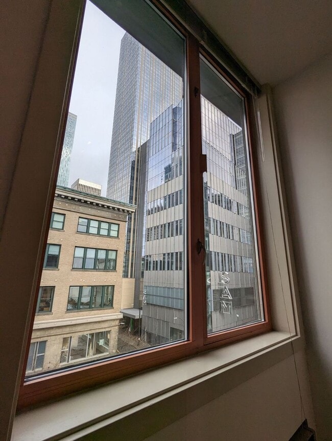 Building Photo - Adorable One Bedroom Seattle Condo in Unbeatable Location - Walk to Pike Place Market!