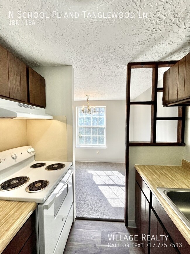 Building Photo - MOVE-IN READY! Top Floor! Roomy 1-Bed with...