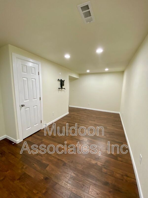 Building Photo - 7605 Dobbs Dr