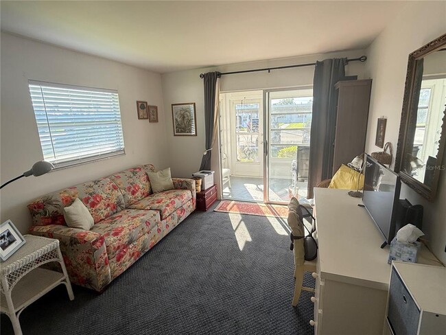 Building Photo - 205 Andover Pl N