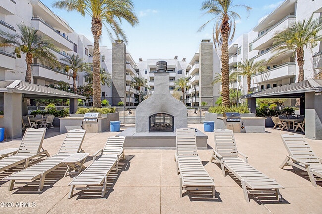 Building Photo - 945 E Playa Del Norte Dr