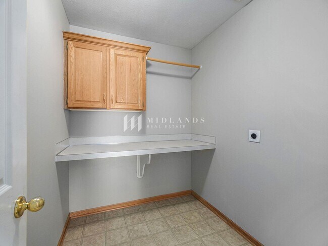 Building Photo - Beautiful Millard Townhome