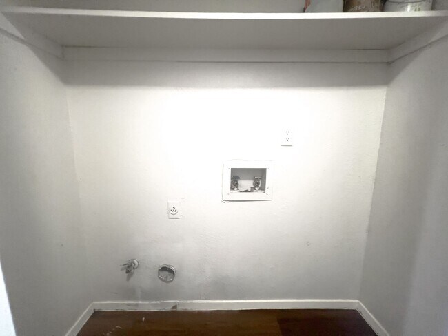 Building Photo - Affordable 2/2 in great location off of N Lamar.